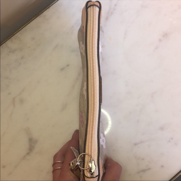 New with tags Coach Peyton Signature C medium wristlet - Picture 8 of 15